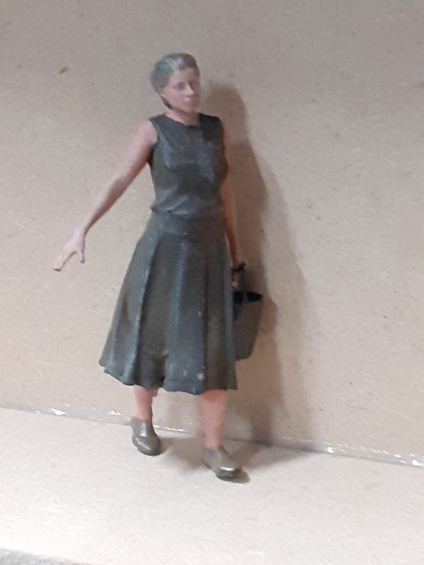 Homefront 1/35 scale 1940's era female civilian carrying bucket