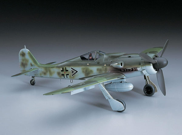 Hasegawa 1:32 scale WW2 German Fockewulf Fw190D-9 fighter plane model kit