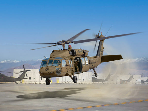 ICM AIRCRAFT 1:48 UH-60A Black Hawk Helicopter with 3 Crew Figures