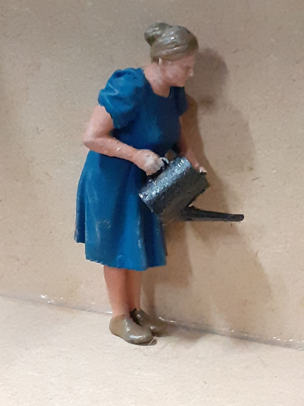 Homefront 1/35 scale 1940's era female civilian with watering can