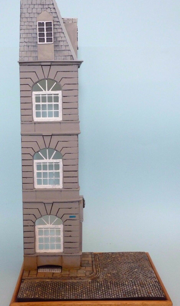 FoG Models 1/35 Scale 'The Paris Office' Building and base Diorama set