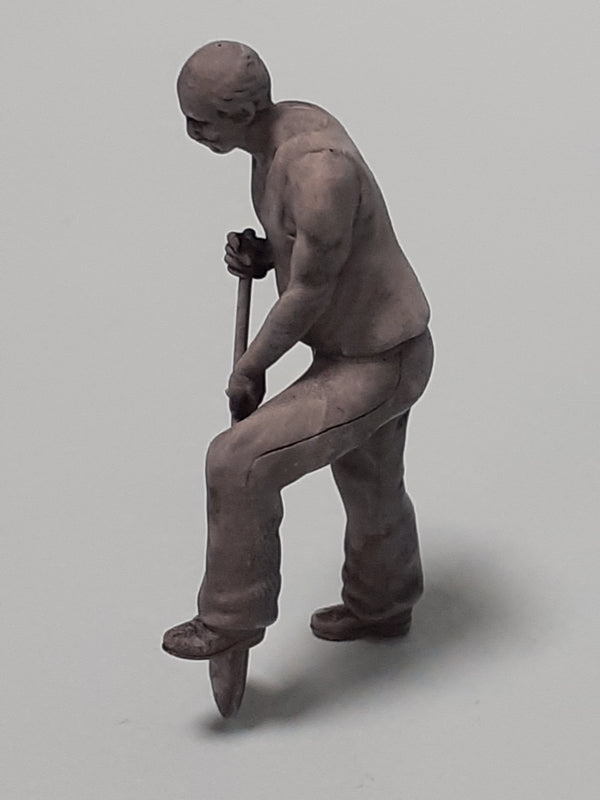Homefront 1/35 scale 1940's era man digging