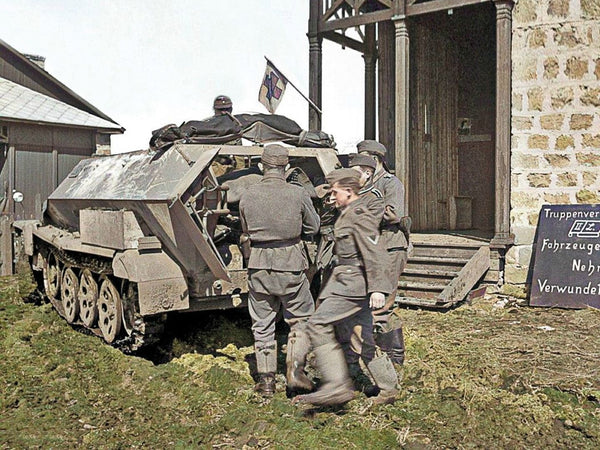 ICM 1/35 Sd.Kfz.251/8 Ausf.A , WWII German Ambulance with Military Medical Personnel