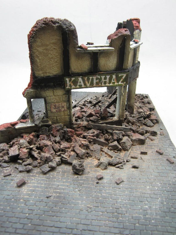 FoG Models 1/35 Scale Ruined European Corner Shop Front