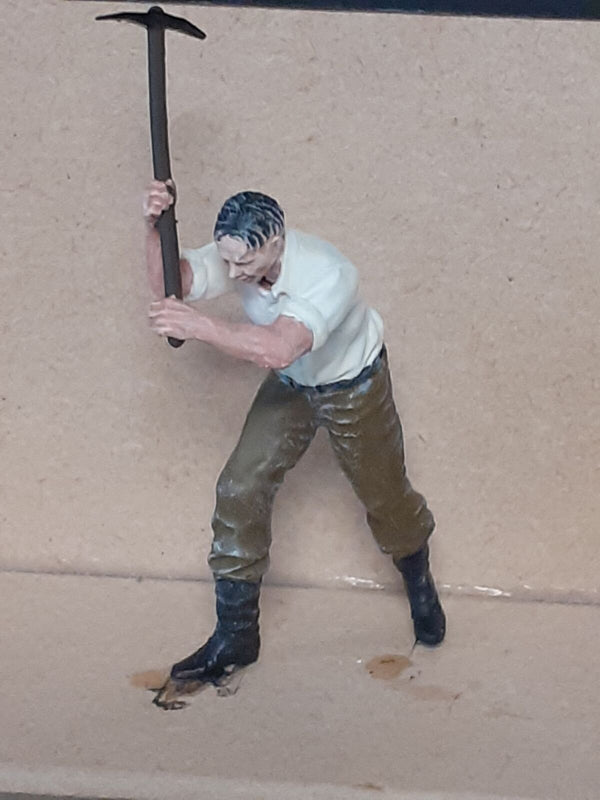 Homefront 1/35 scale 1940's era man with pickaxe