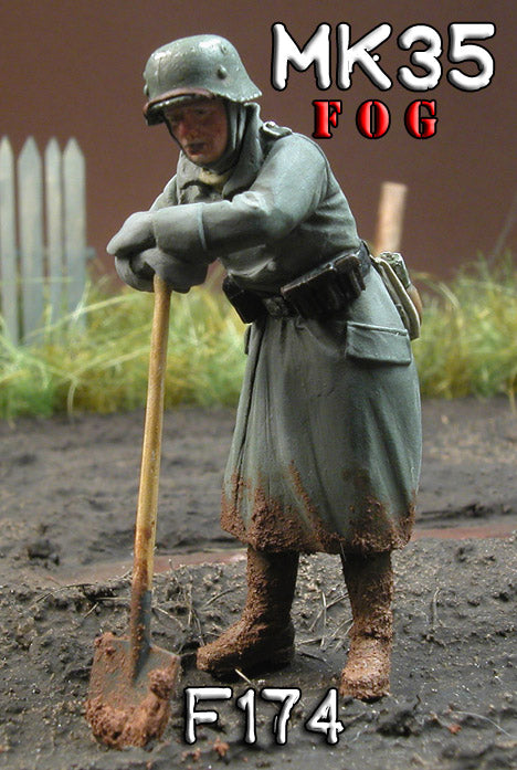 MK35 FoG models 1/35 Scale WW2 German soldier winter dress rested on shovel