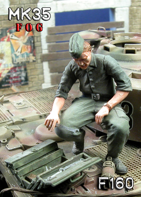 MK35 FoG models 1/35 Scale WW2  German mechanic with tool box