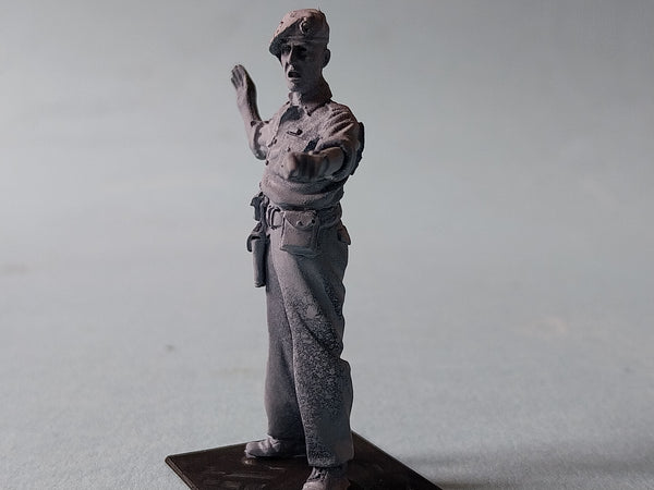 Homefront 1/35 Scale model kit WW2 British RTR officer