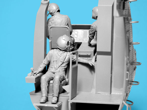 ICM 1/35 scale S-64 Helicopter Crew (3 Figures)