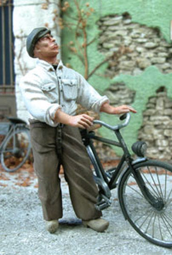 MK35 FoG models 1/35 Scale Civilian holding bike Not-included.