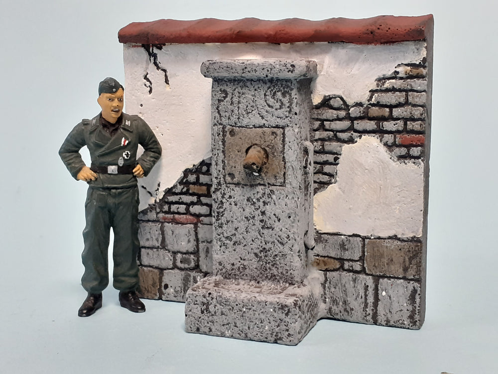 FoG Models 1/35 scale Water fountain / pump with wall section diorama accessory