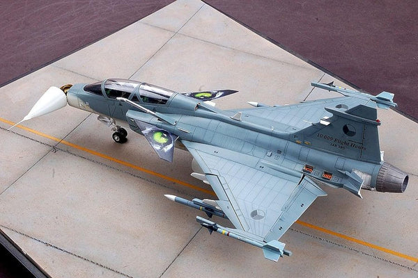 Kitty Hawk 1/48 Scale Jas-39B/D  Gripen Aircraft Model Kit