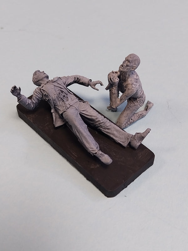 1/35 Scale resin model kit Zombie and victim