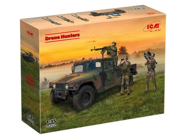 ICM VEHICLES 1:35 Drone Hunters’ Humvee M1097A2 Cargo Carrier, DShKM & Crew Figures)