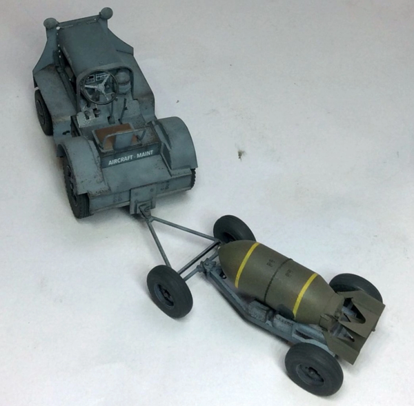Thunder Model 1/32 WW2 US TUG Clarktor 6, MILL-33 with 2 bomb trailers