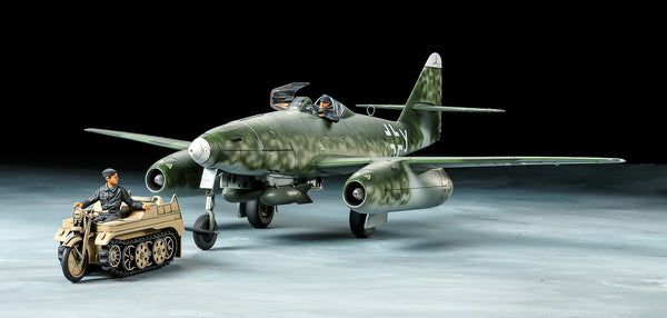 Tamiya 1/48 WW2 German Me262A-2a & KETTENDRAFTRAD