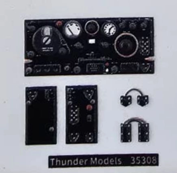 Thunder Model 1/35 WW2 LRDG F30 Wireless Truck