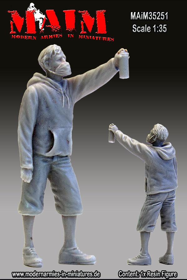 1/35 Scale Resin kit Graffiti Painter #1 (Boy spraying)