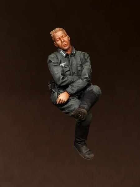 1/35 scale resin model kit Sleeping WW2 German panzergrenadier 1