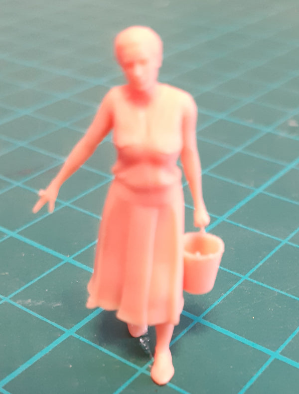 1/43 scale woman with bucket