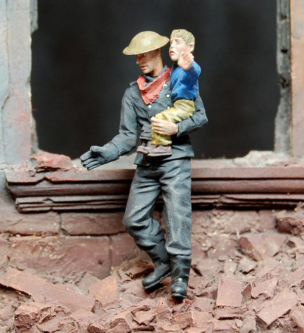 1/35 scale resin model kit NFS Fireman carrying child