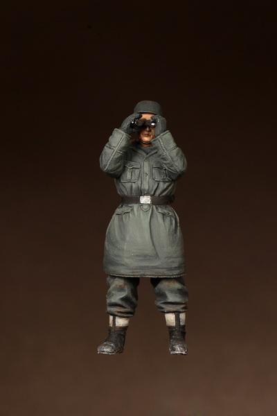 1/35 scale resin figure kit WW2 German WSS officer for anti-tank or anti-aircraft artillery.