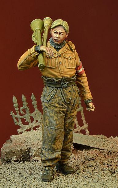 1/35 scale resin model kitHitlerjugend Boy with Panzerfausts, Germany 1945