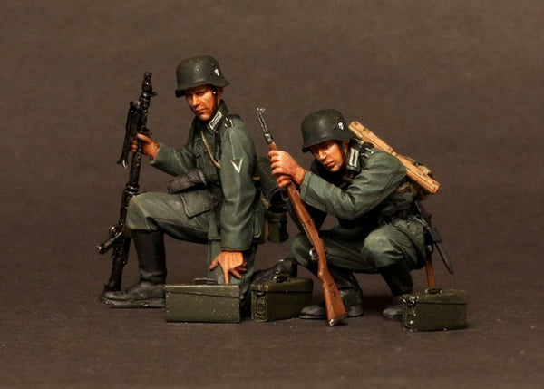 1/35 Scale WW2 German machine gunner MG 34 team. at rest 1939-42