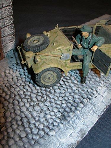 1/35 Scale Cobbled Street Section with Manhole cover (resin)