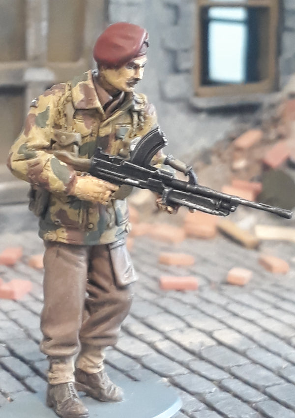 1/35 scale WW2 British Paratrooper #2 (with Bren)