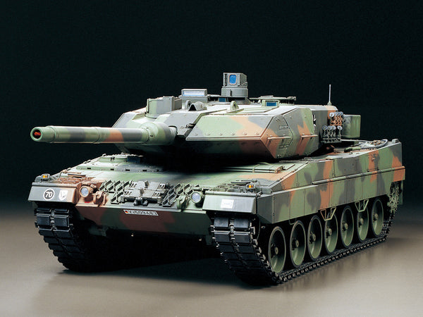 TAMIYA R/C TANK - R/C LEOPARD 2 A6 WITH OPTION KIT