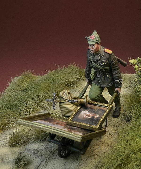 D-Day miniatures WW2 Soviet Trooper 4, €žArt Connoisseur?€� 1944-46 1/35 Scale resin model
