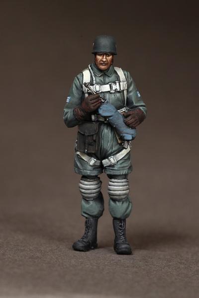 SOGA 1/35 scale resin model kit WW2 Officer Fallschirmjäger at the airfield.