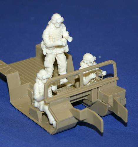 M1095 Hummer crew 3 Resin Figures CMK 1:35 Scale