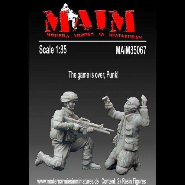 US Army Soldier with capt. Insurgent (2 Fig.) 1/35 Scale